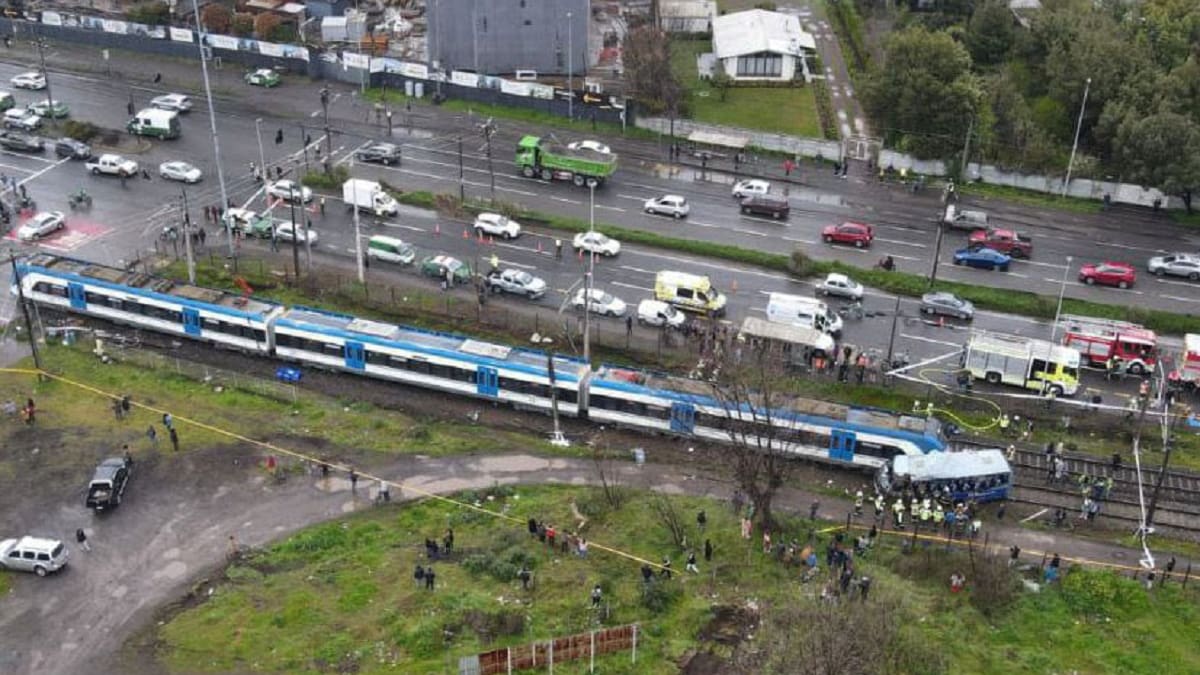 Dos son menores de edad: 5 pasajeros del bus que chocó con el Biotren están en riesgo vital