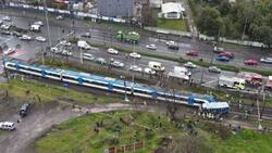 Dos son menores de edad: 5 pasajeros del bus que chocó con el Biotren están en riesgo vital