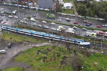 Dos son menores de edad: 5 pasajeros del bus que chocó con el Biotren están en riesgo vital