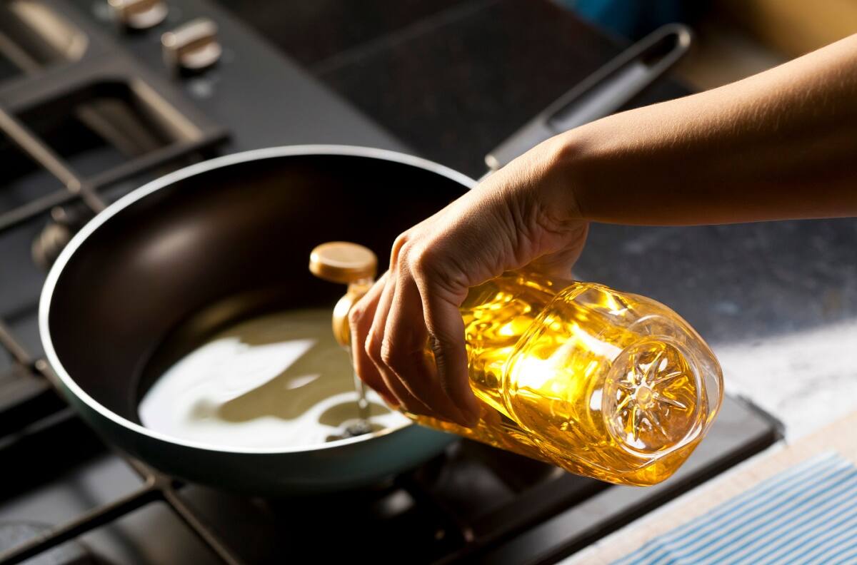 ¿Por qué es malo botar el aceite en el lavaplatos y cómo reciclarlo?
