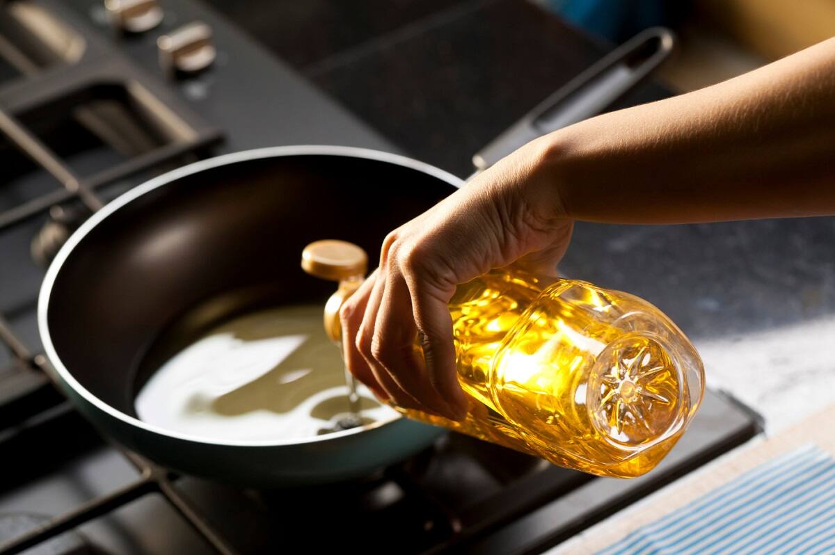 Revisa por qué es malo tirar el aceite por las cañerías, qué daño ambiental causa y cómo puedes botarlo o reciclarlo. Créditos: Canva.