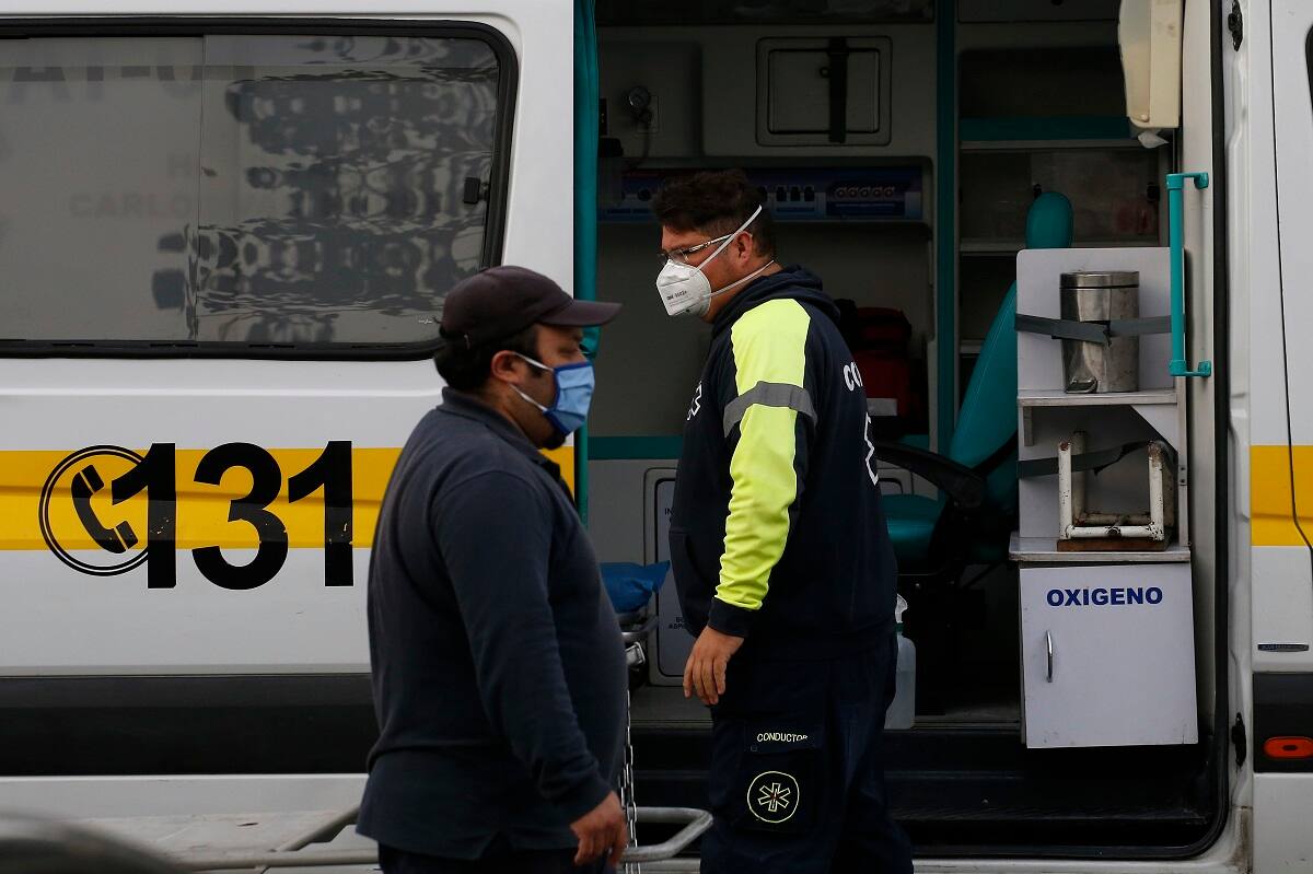 Valparaiso, 28 de mayo de 2020.
Un conductor de ambulancia es fotografiado en el acceso del Hospital Carlos Van Buren.
Sebastian Cisternas/ Aton Chile.
