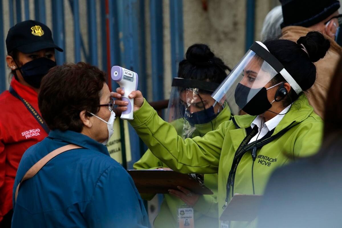 Valparaiso, 28 de mayo de 2020.
Toma de temperatura en acceso del consultorio de especialidades del Hospital Carlos Van Buren.
Sebastian Cisternas/ Aton Chile.