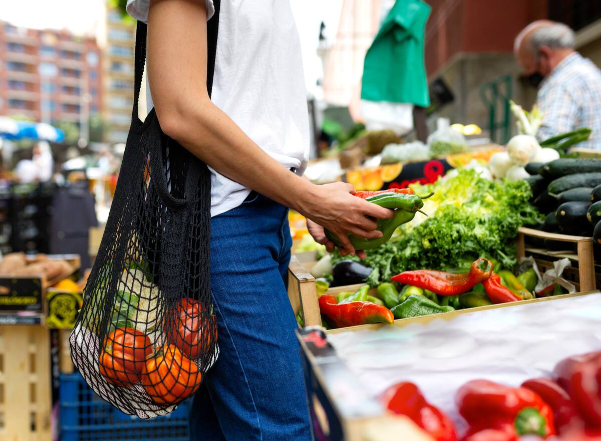 Cargar las bolsas de la compra evita enfermedades (Foto: Freepik).