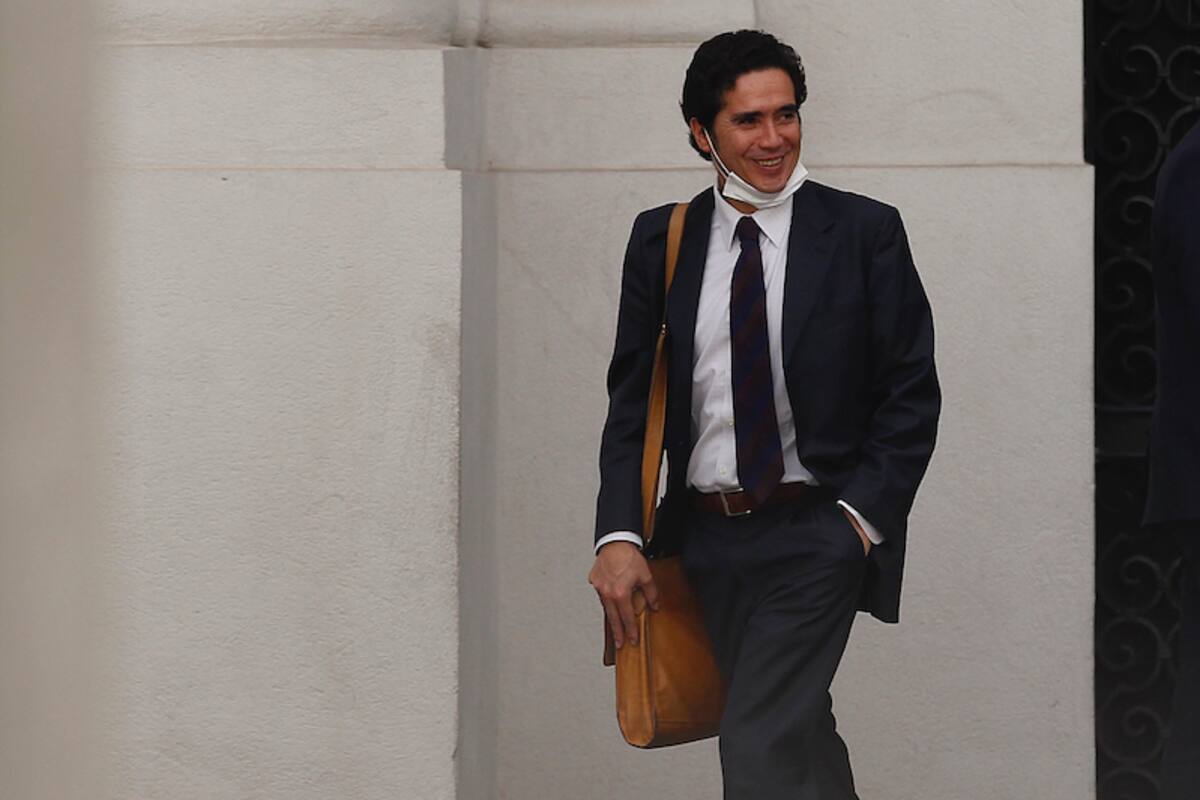 Santiago, 21 de abril 2020
El Ministro de Hacienda, Ignacio Briones, llega al Palacio de La Moneda.
Dragomir Yankovic/Aton Chile