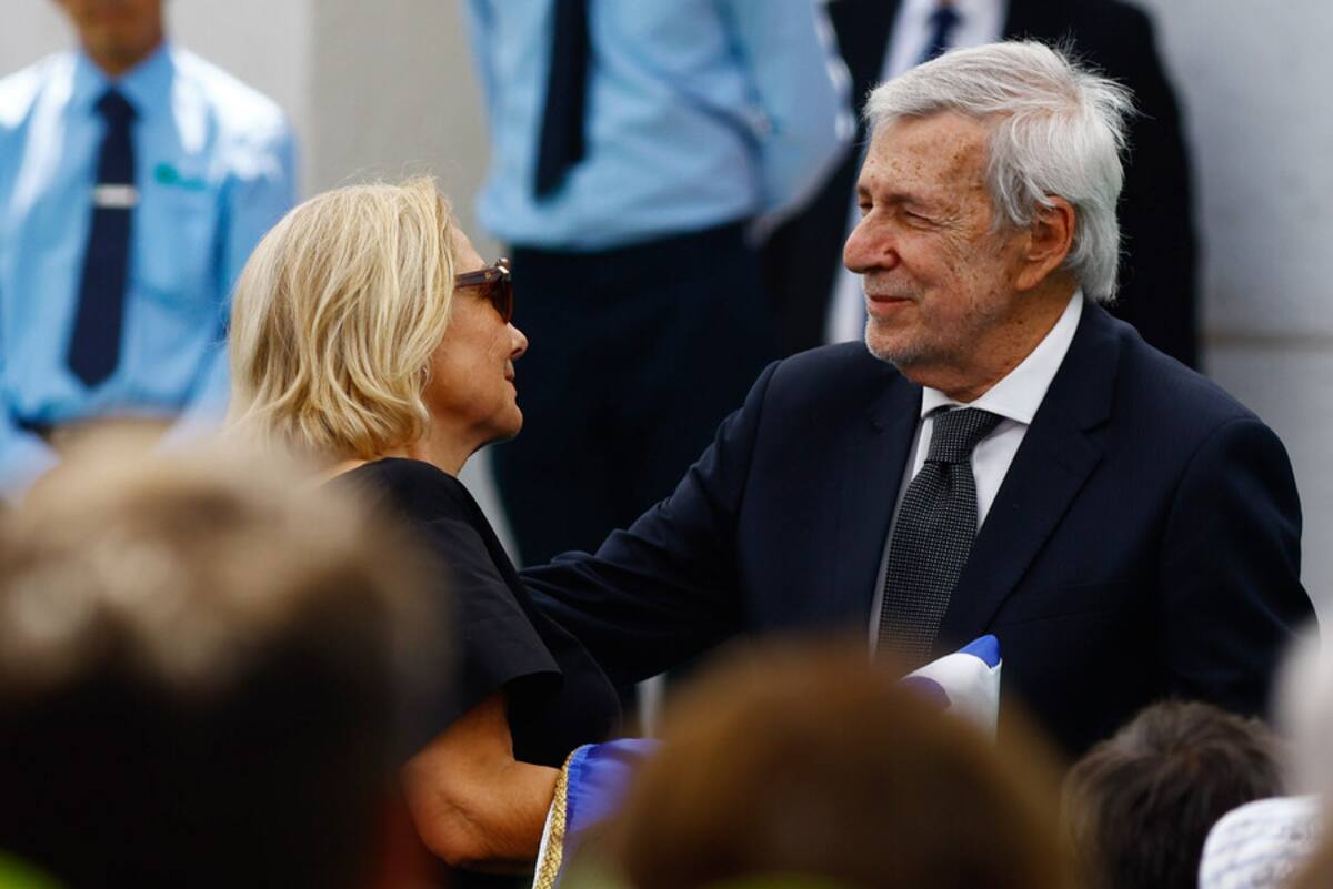 Cecilia Morel recibiendo la bandera de las manos del Ministro de Relaciones Exteriores, Alberto van Klaveren Stork