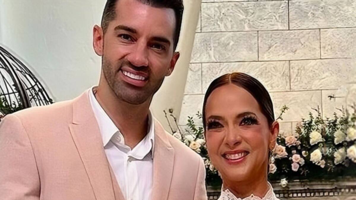 Hija de Adamari Lopez disfruta de un divertido día en la playa acompañada de Toni Costa