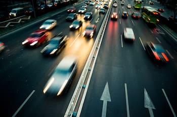 Estas son las únicas dos razones por las que un conductor puede adelantar por la derecha