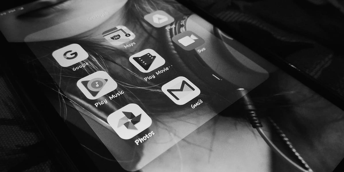 Revisa cómo poner escala de grises para ayudar a controlar tu adicción al teléfono. (Foto: Pixabay)