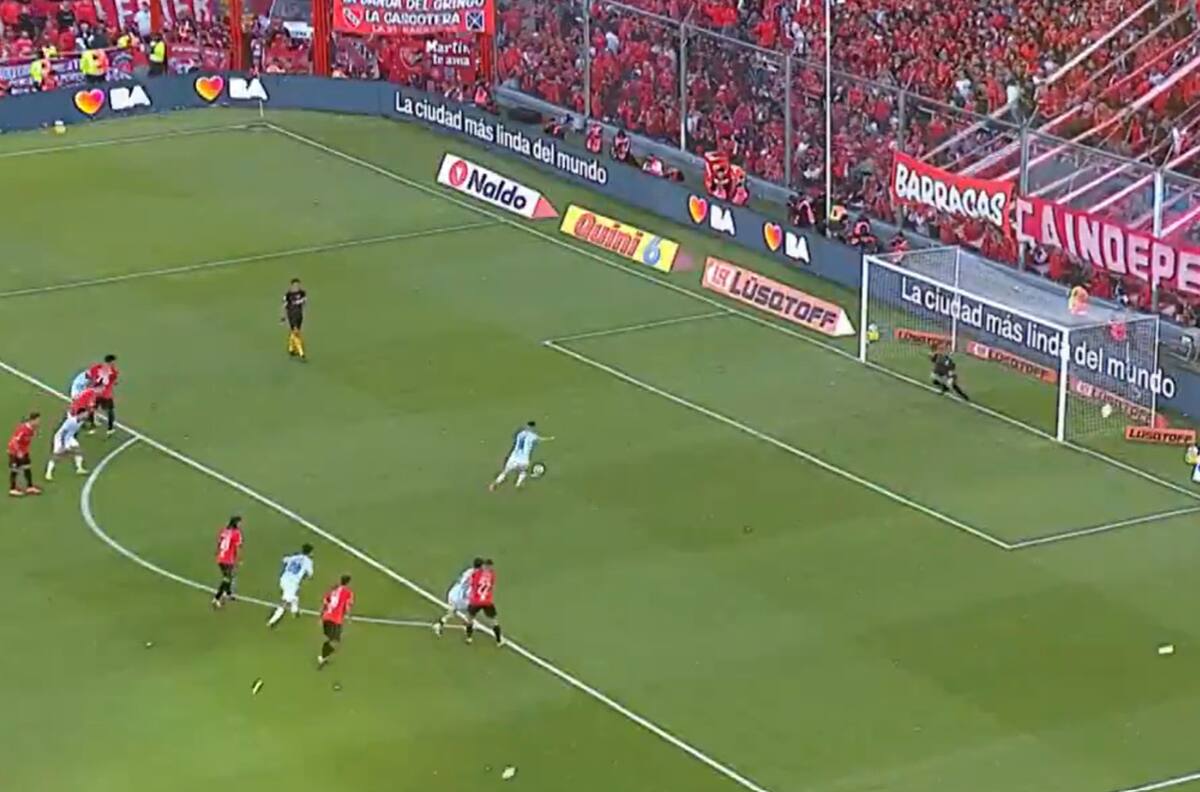 VIDEO | Tiró a lo “Panenka” y terminó siendo el blooper del Clásico: el penal de Racing ante Independiente