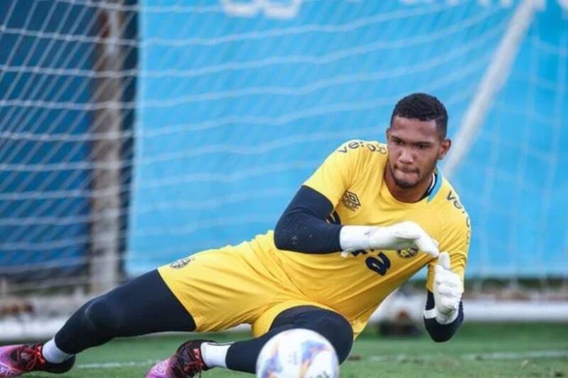 es el arquero que busca la UC para traer a Chile.