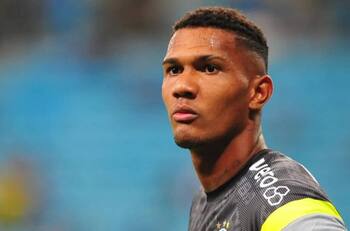 El colmo de Adriel: dejó tirada a la UC y ahora su fichaje en la Segunda de Brasil se cayó