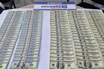 Indignante: descubren a viajero oculto ingresando ilegalmente más de 30 mil dólares en efectivo a Chile
