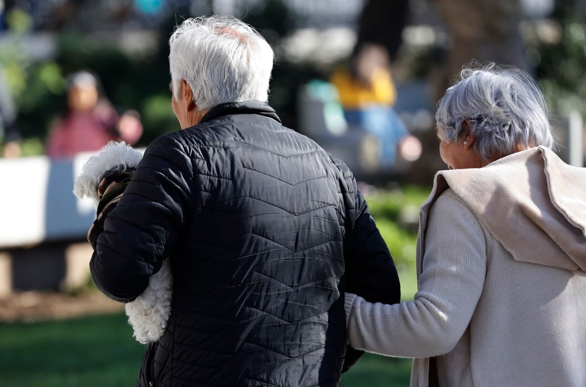 Estas son las tres comunas de la RM MENOS recomendables para adultos mayores según la IA