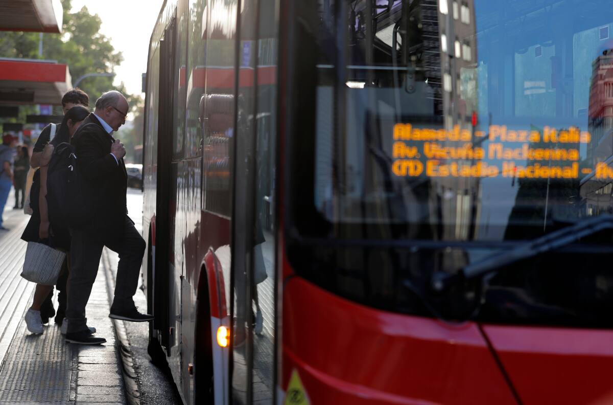 Adultos mayores pueden pagar solo $370 en el transporte público cumpliendo UN requisito