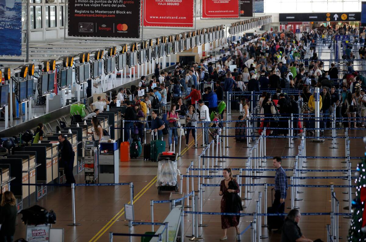 Aeropuerto de Santiago cancela vuelos desde y hacia Argentina por paro general
