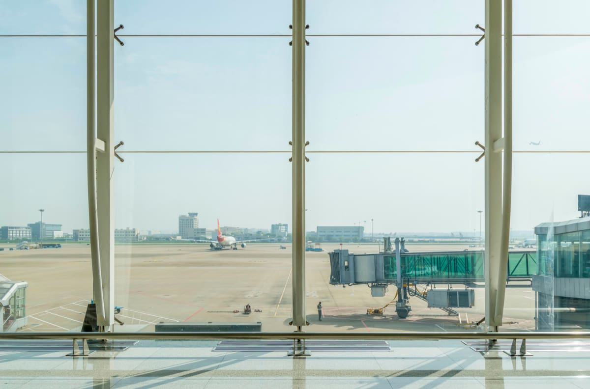 Con goteras en el techo y losa inundada: dan a conocer pésimo estado de importante aeropuerto chileno