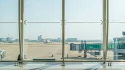 Con goteras en el techo y losa inundada: dan a conocer pésimo estado de importante aeropuerto chileno