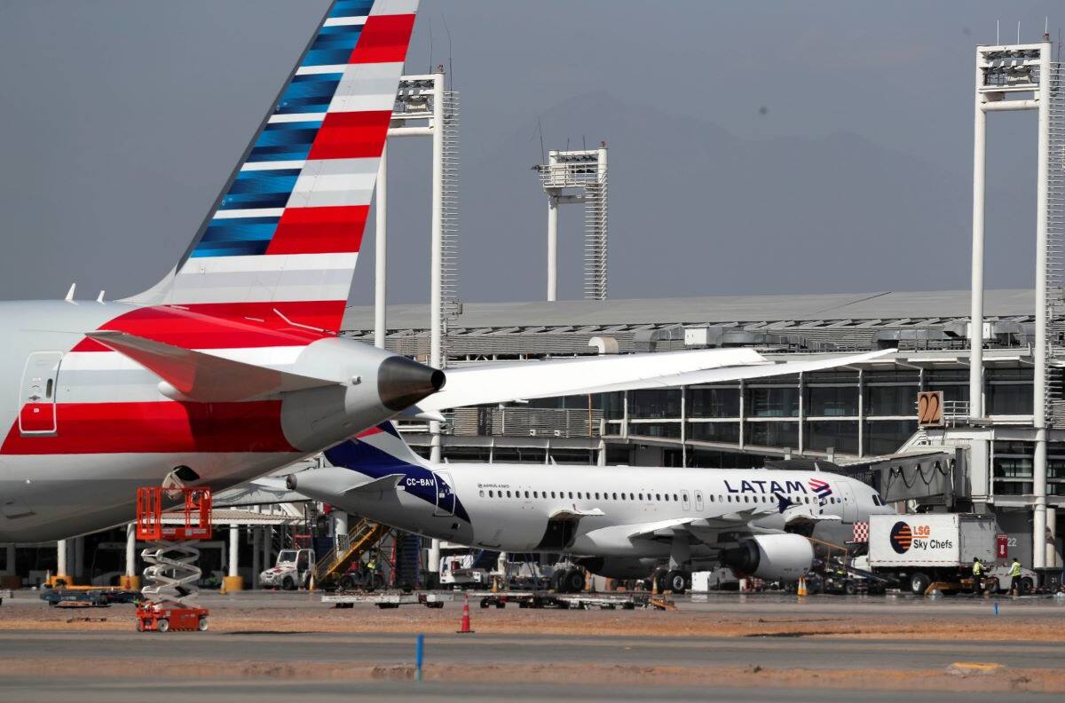 Evacúan avión por aviso de bomba: Pasajero fue detenido por falsa amenaza en aeropuerto de Santiago