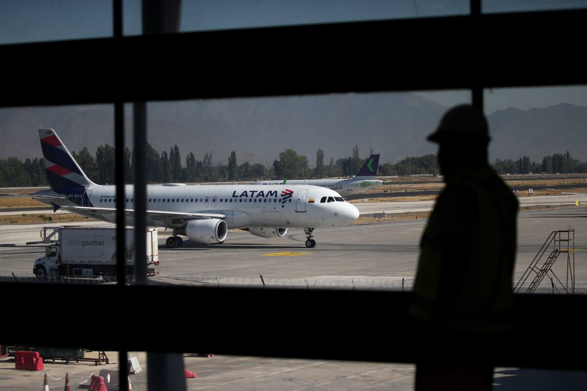 Confirma suspensión temporal de la salida de aviones.