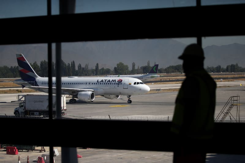 Confirma suspensión temporal de la salida de aviones.