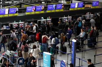 Denuncian que un taxista cobró casi $7 millones de pesos a una holandesa por traslado desde el Aeropuerto de Santiago