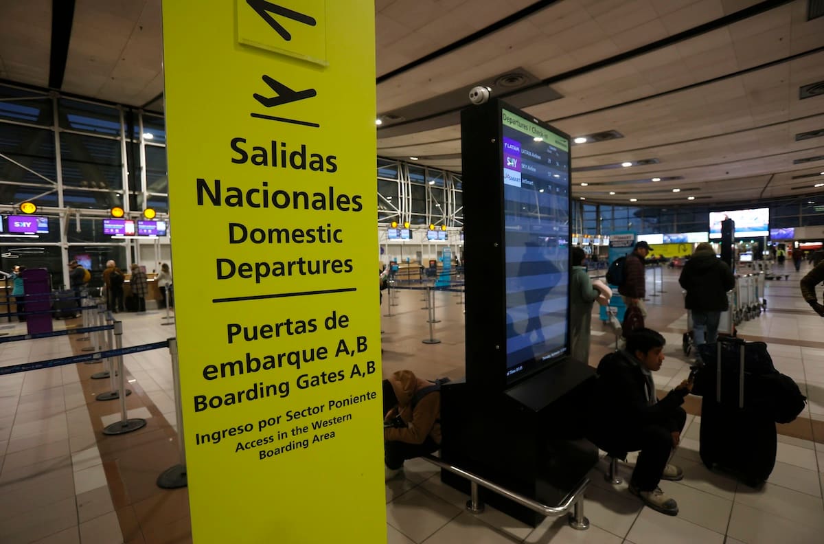 “Voy a hacer explotar el avión”: Sujeto es detenido en el Aeropuerto de Santiago por falso aviso de bomba