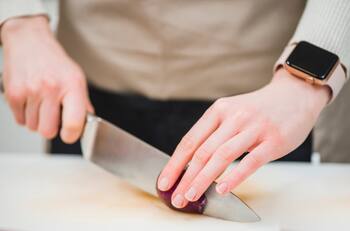 Parrilleros enseñan truco viral para revivir el filo de tus cuchillos antes de los asados de Fiestas Patrias