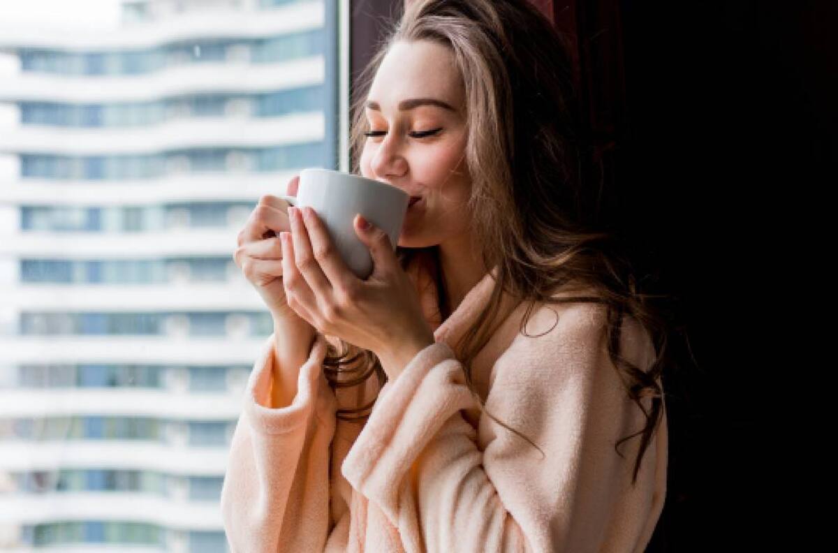 Bajar de peso y otros beneficios que tiene tomar agua tibia en el desayuno