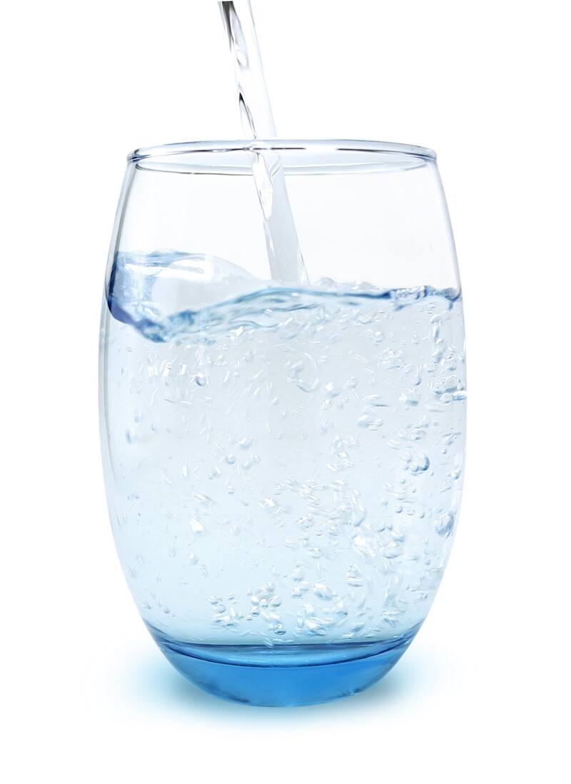 El agua natural es la mejor opción para mantenerse hidratado.