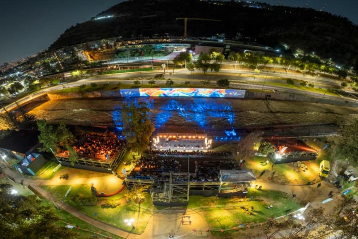 Así se vio el concierto de Roberto Bravo en la ribera del Río Mapocho.