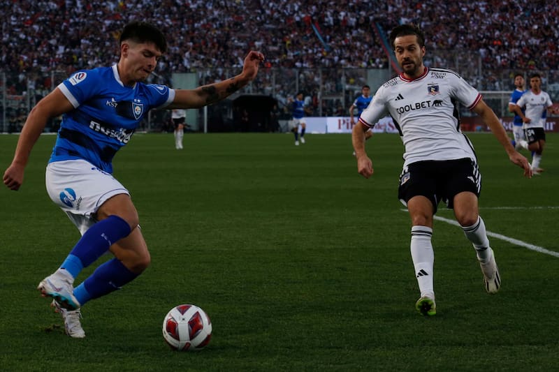 intenta cubrir su lateral en la victoria de Colo Colo ante Huachipato (Foto: Aton)