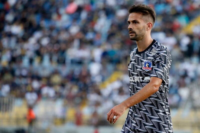 El jugador de Colo Colo protagonizó una curiosa jugada en Copa Libertadores