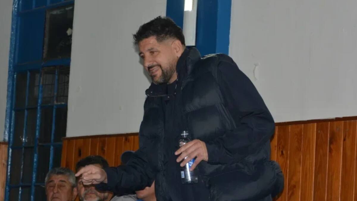 Brilló en Colo Colo, lo acusaron de racismo en un Superclásico y ahora será presidente de club argentino