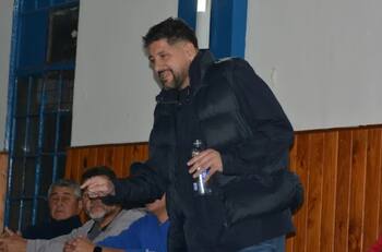 Brilló en Colo Colo, lo acusaron de racismo en un Superclásico y ahora será presidente de club argentino