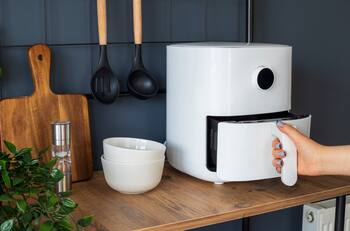 El truco sencillo para limpiar las freidoras de aire y evitar que se dañe este electrodoméstico