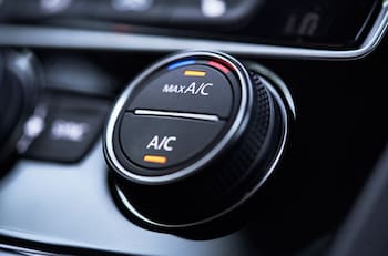 ¿Por qué apagar el motor con el aire acondicionado encendido puede dañar el auto?