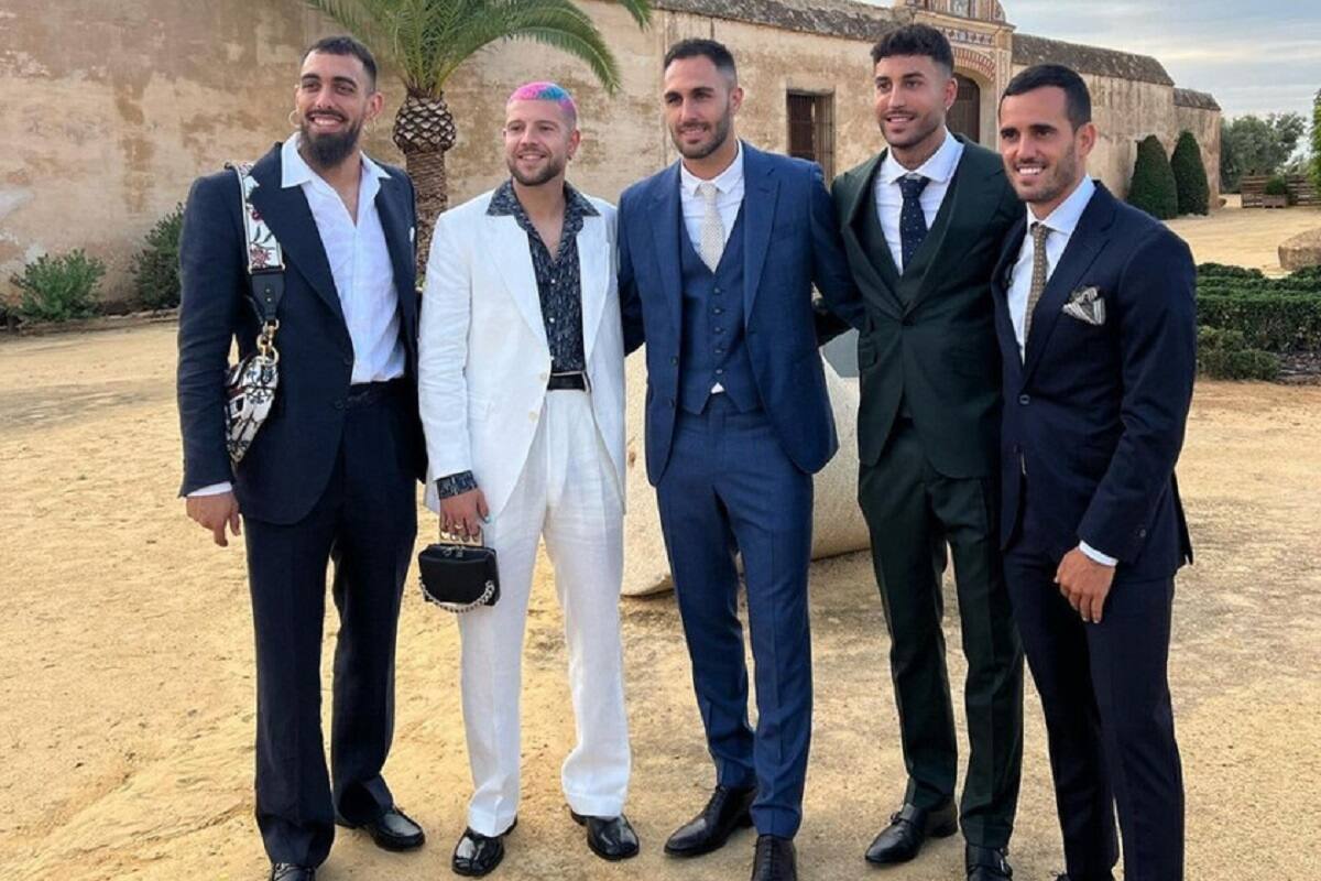 Con pelo teñido, uñas pintadas y bolso. Foto: Archivo