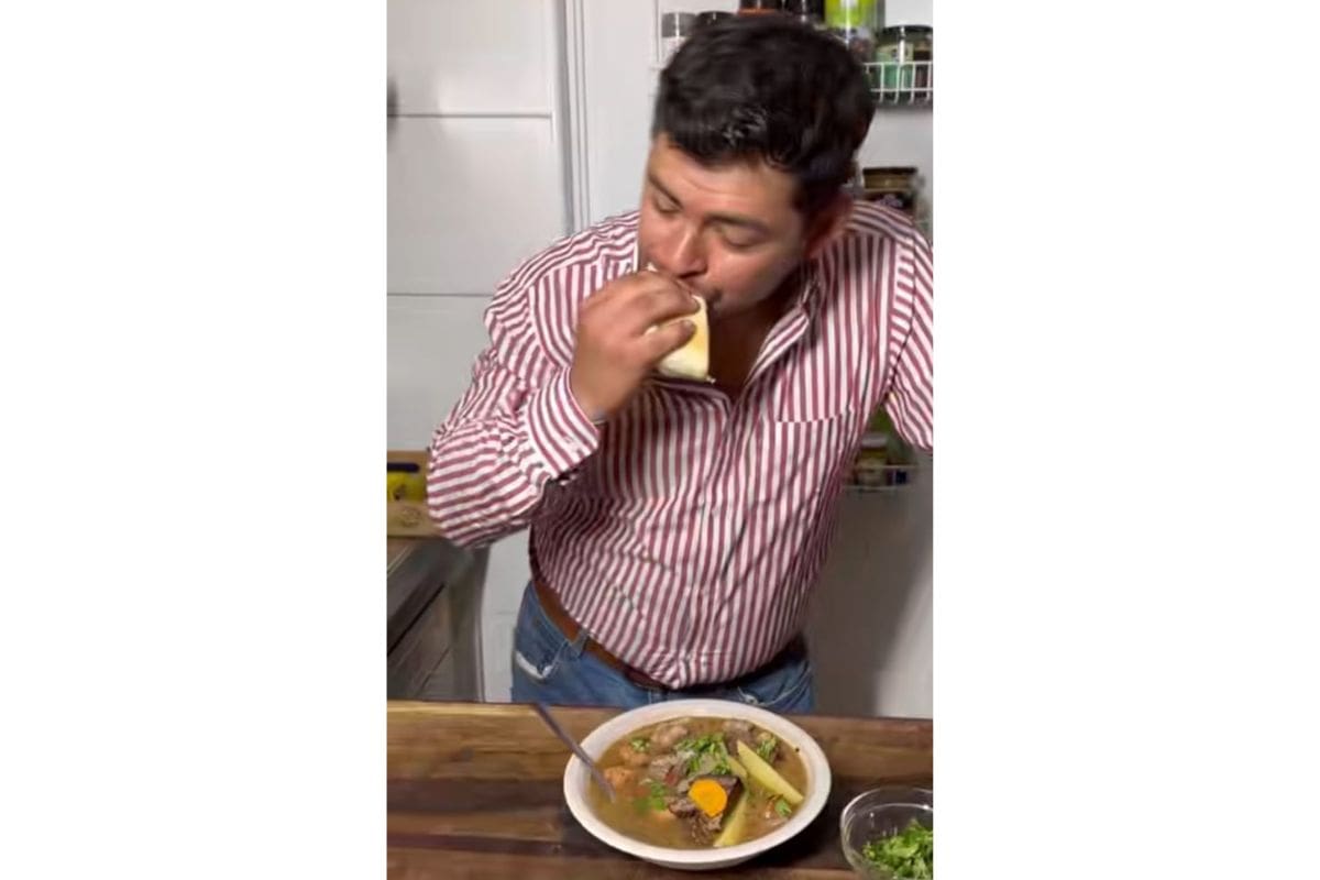 Para no desperdiciar los trozos de carne que te haya sobrado del asado, puedes preparar este caldo.
Créditos: TikTok @huasopipe.