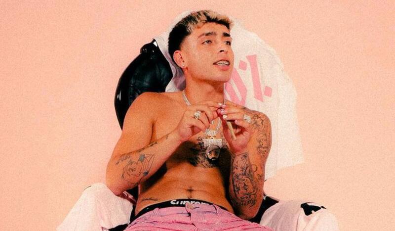 y el costoso valor de su cadena de diamantes.