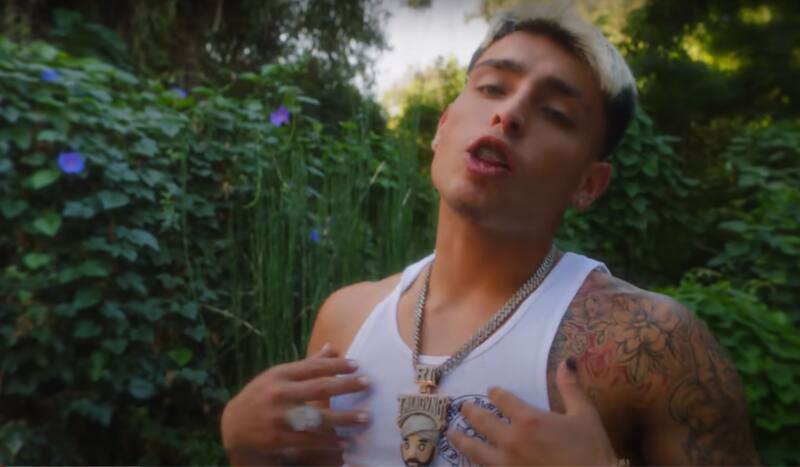 AK4:20 y su lujosa cadena de diamantes.