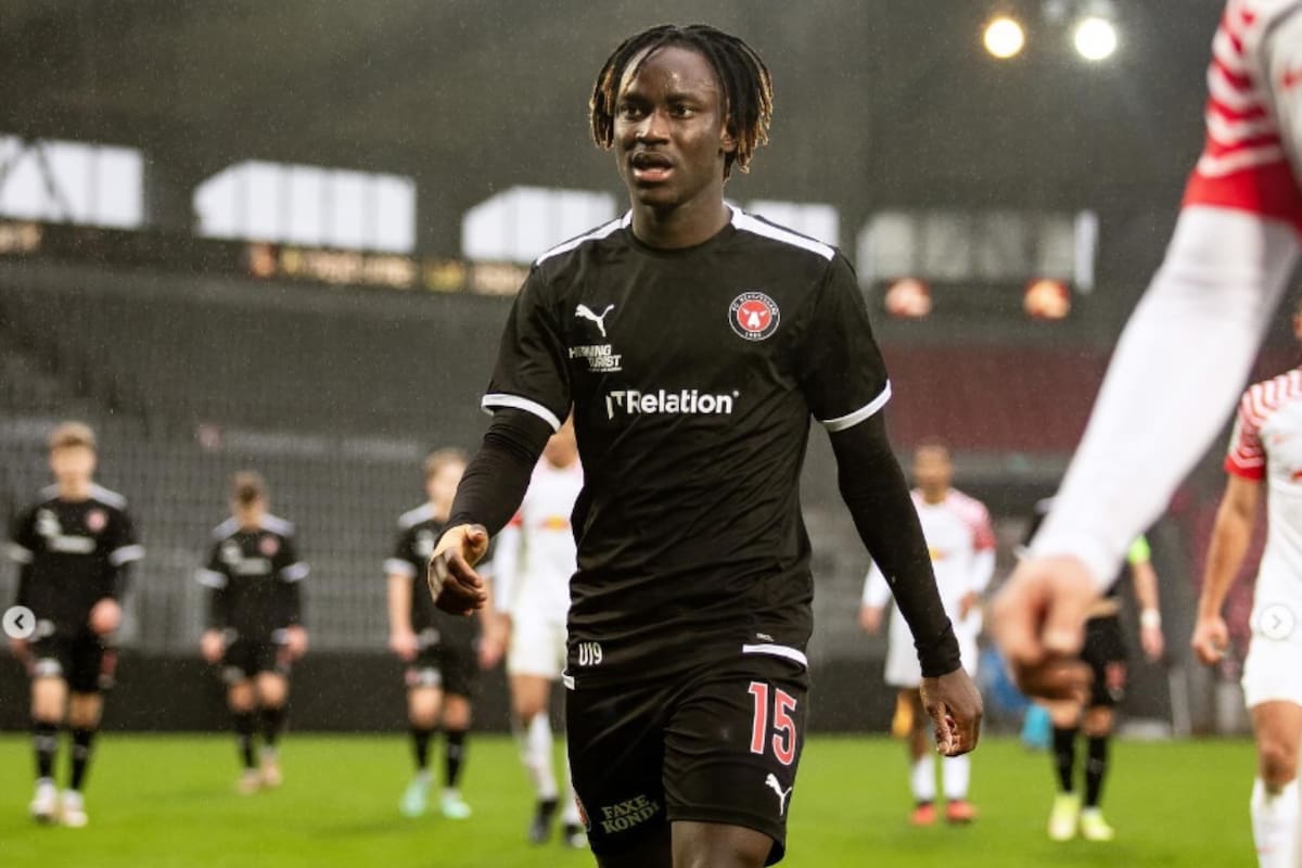 El futbolista guineano de 19 años fue operado dos veces y ya despertó del coma inducido.