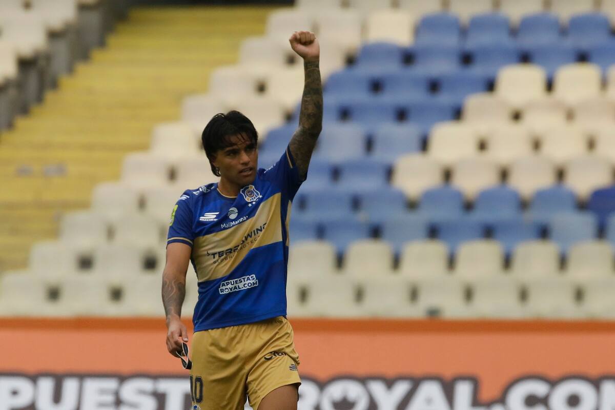 Delantero de Everton contra la U. de Concepción. Agencia Aton