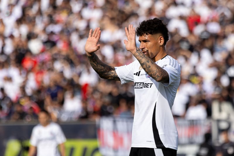 El defensor está cerca de dejar Colo Colo. Foto: Felipe Escobedo / En Cancha.