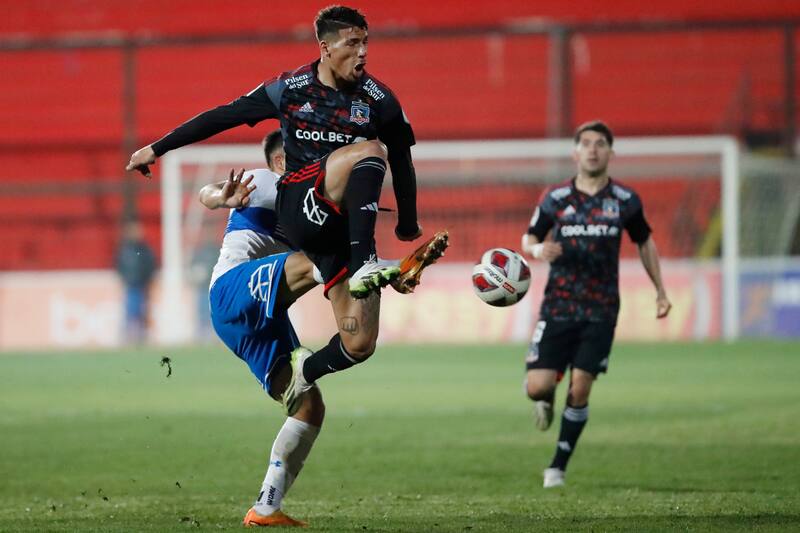 El defensa uruguayo se ganó su estadía en Colo Colo y el club lo blindó con un gran contrato. (Foto: Agencia Aton)