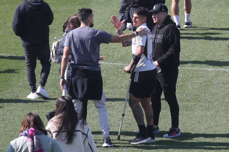 Alan Saldivia con muletas en el Arengazo a Colo Colo