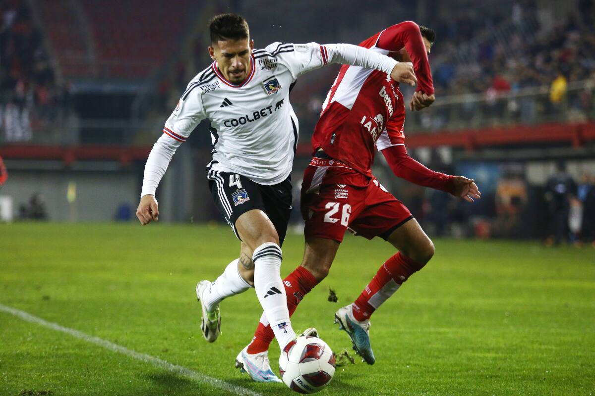 El joven defensa uruguayo se ha ganado la titularidad en Colo Colo. (Foto: Agencia Aton)