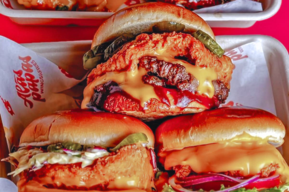 Un local de comida único en Santiago, que combina karaoke, comida y un ambiente alegre. Foto: Alas Papas Fries en Instagram.