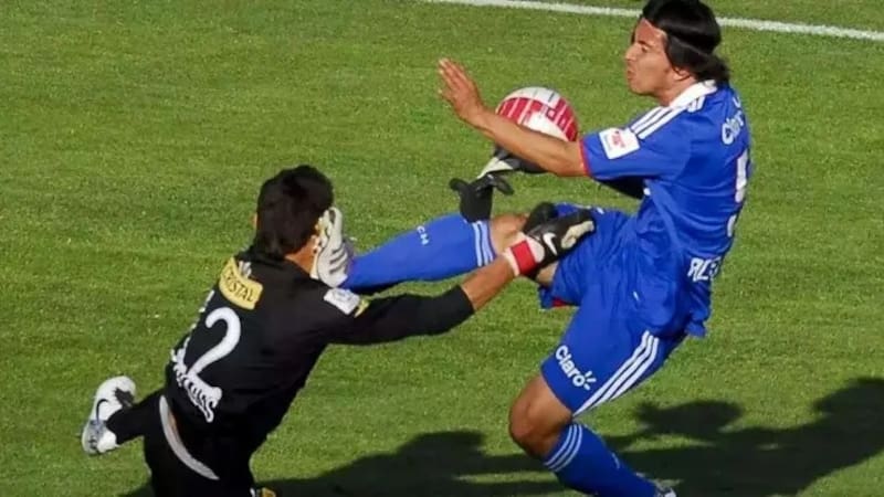 El patadón de Albert Acevedo a Raúl Olivares.