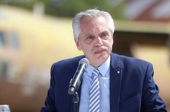 Allanan departamento de expresidente Alberto Fernández: Celular sería clave en caso de violencia de género